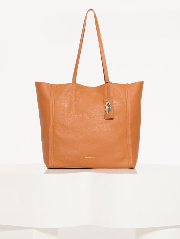SHOPPER KISSES